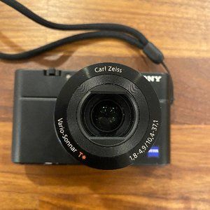 Sony Cybershot DSC-RX100 w Carl Zeiss Lens